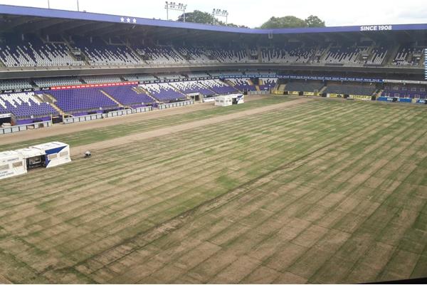 Aménagement terrain du stade en gazon hybride Grassmaster avec chauffage - Sportinfrabouw NV